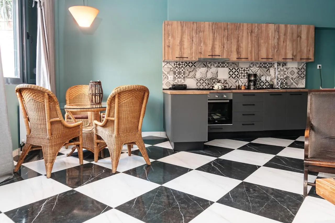 Art Deco Chess Casa, Apartment With Private Patio 테살로니키